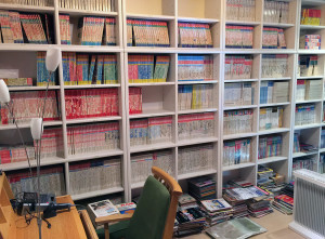 写真：ゲーム保存協会の書斎。所狭しとゲーム雑誌が納められている。